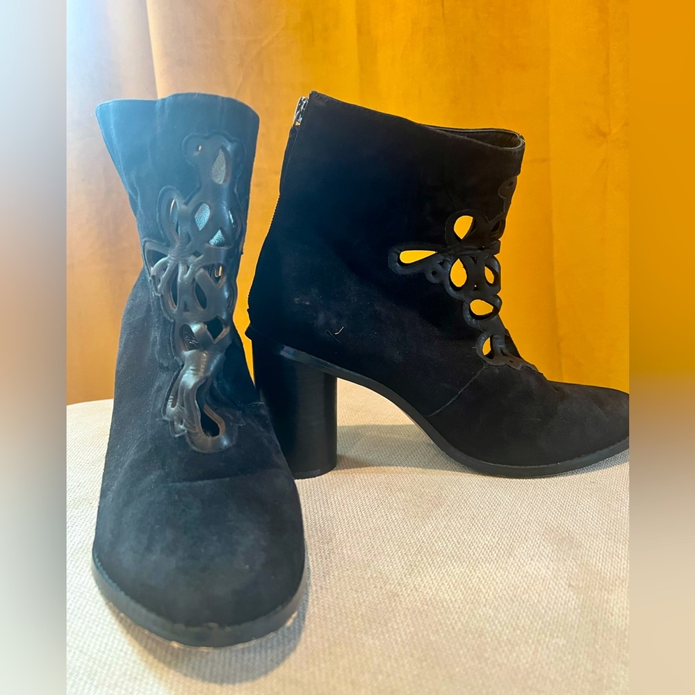 Anne Fontaine Boston black laser cut booties